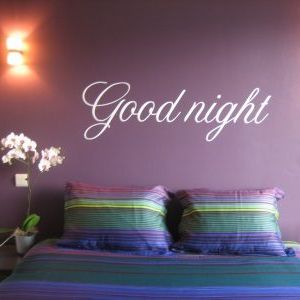 bed in B&B met erboven de tekst 'Goodnight'