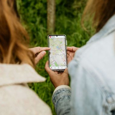 Dames bekijken wandelapp op smartphone