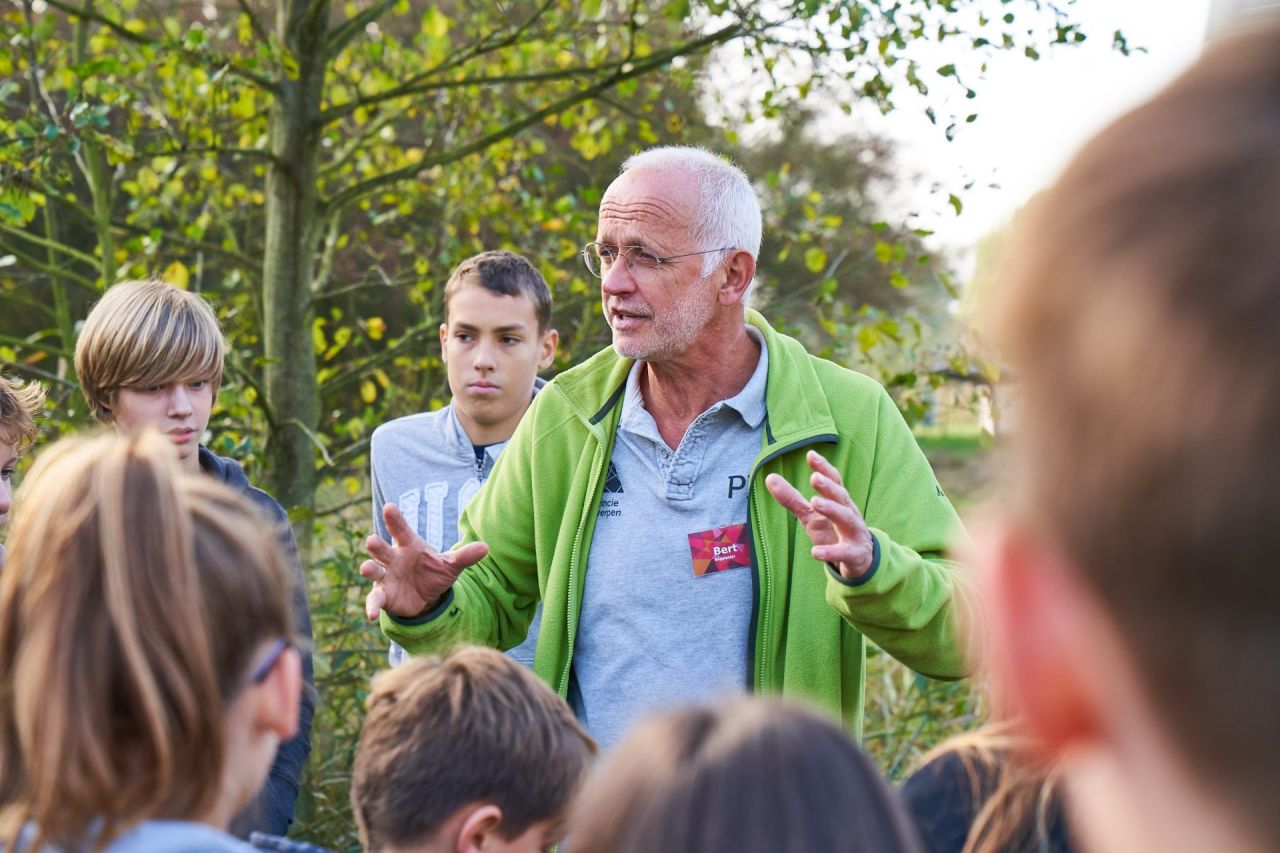 Begeleider geeft uitleg bij veldwerk water