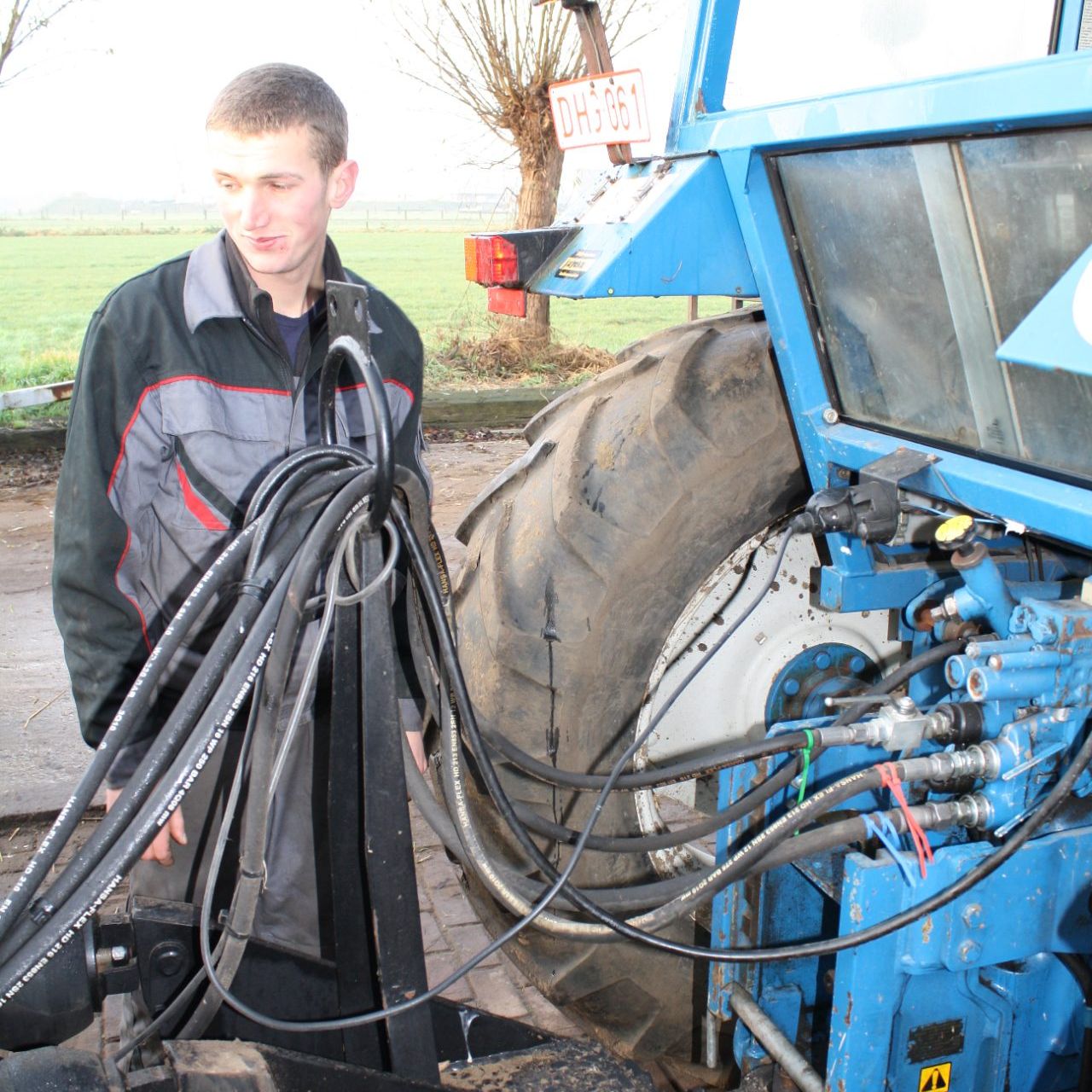 Leerling naast tractor