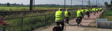 Een groep fietsers rijdt op de fietsostrade F14 in Ekeren