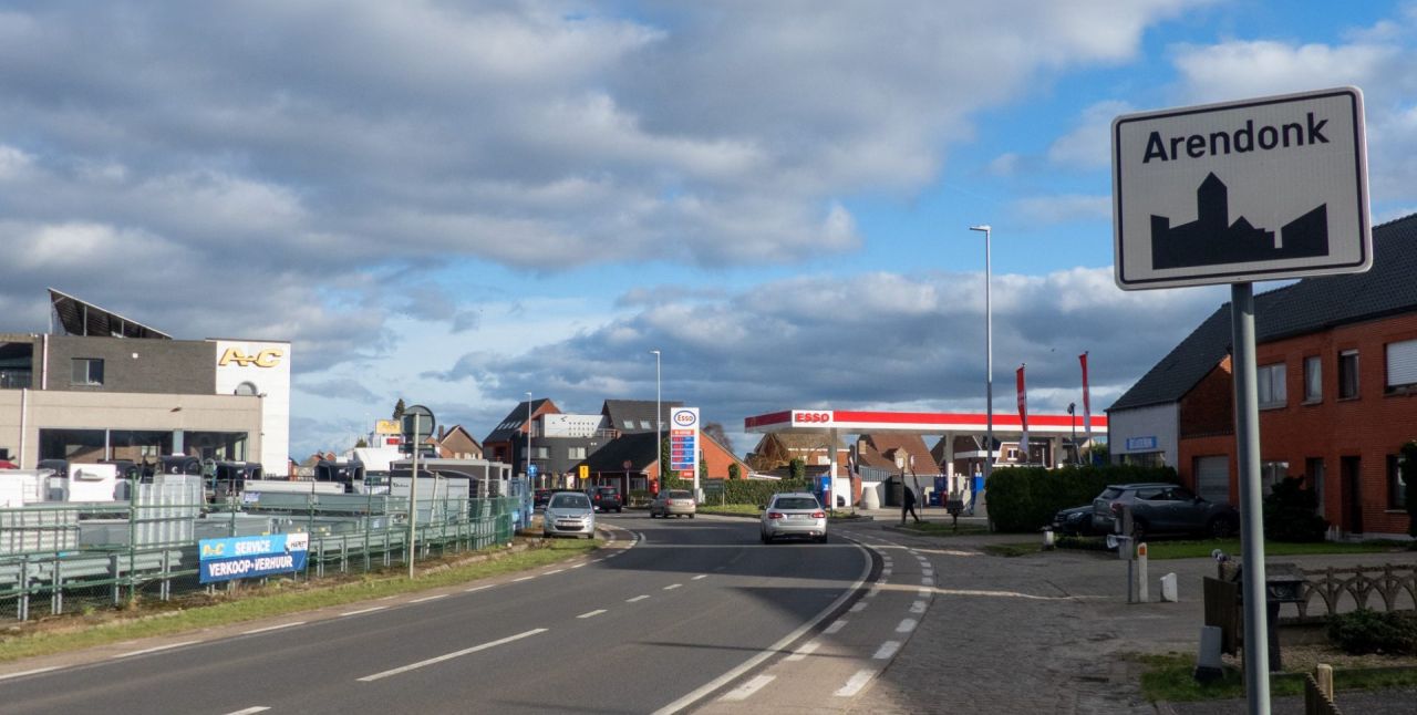 Zicht op bedrijven langs de weg Schotelven, met plaatsnaambord 'Arendonk' naast de weg.