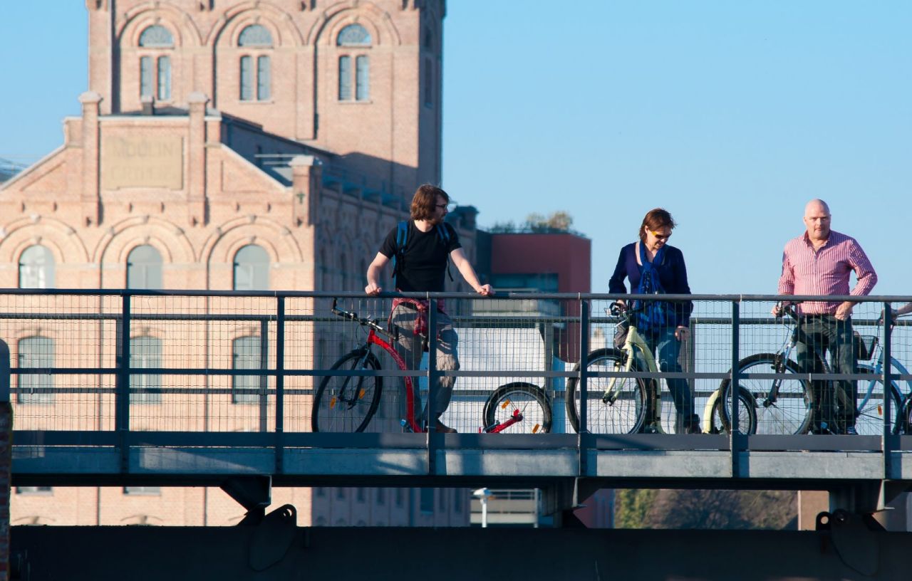 fietsers op brug