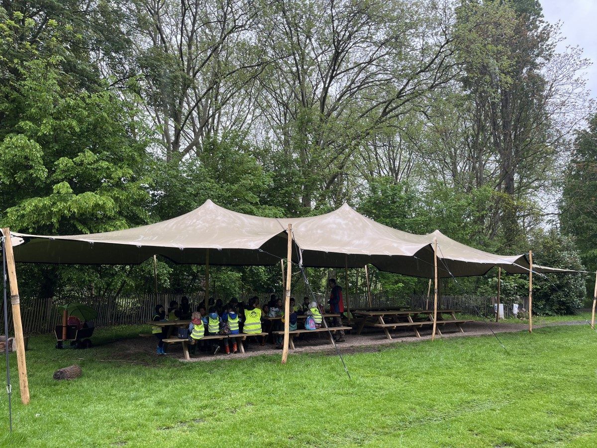 Shelter waaronder kinderen aan het picknicken zijn.