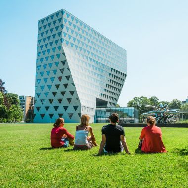 Provinciehuis met tuin - verpozen op het groendak