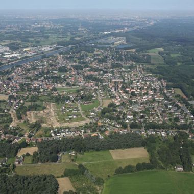 Luchtfoto met woningen, bedrijven en open ruimte