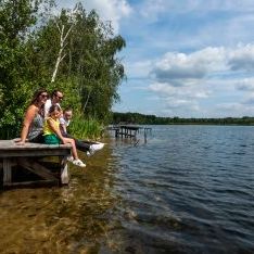 gezin rustend aan het water