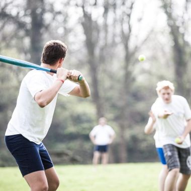 mensen spelen honkbal